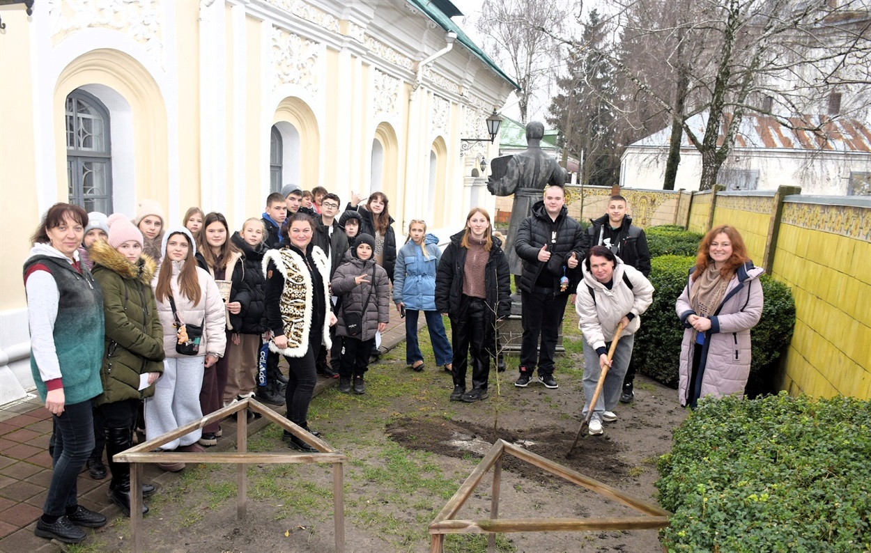 Саджанець нащадка дуба Сковороди висадили в Переяславі, його передали музейники з Харківщини