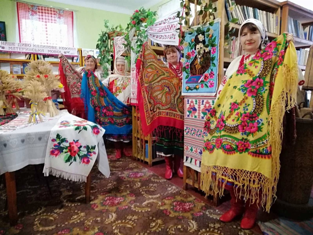 У Ковалинському будинку культури провели флешмоб до Дня української хустки