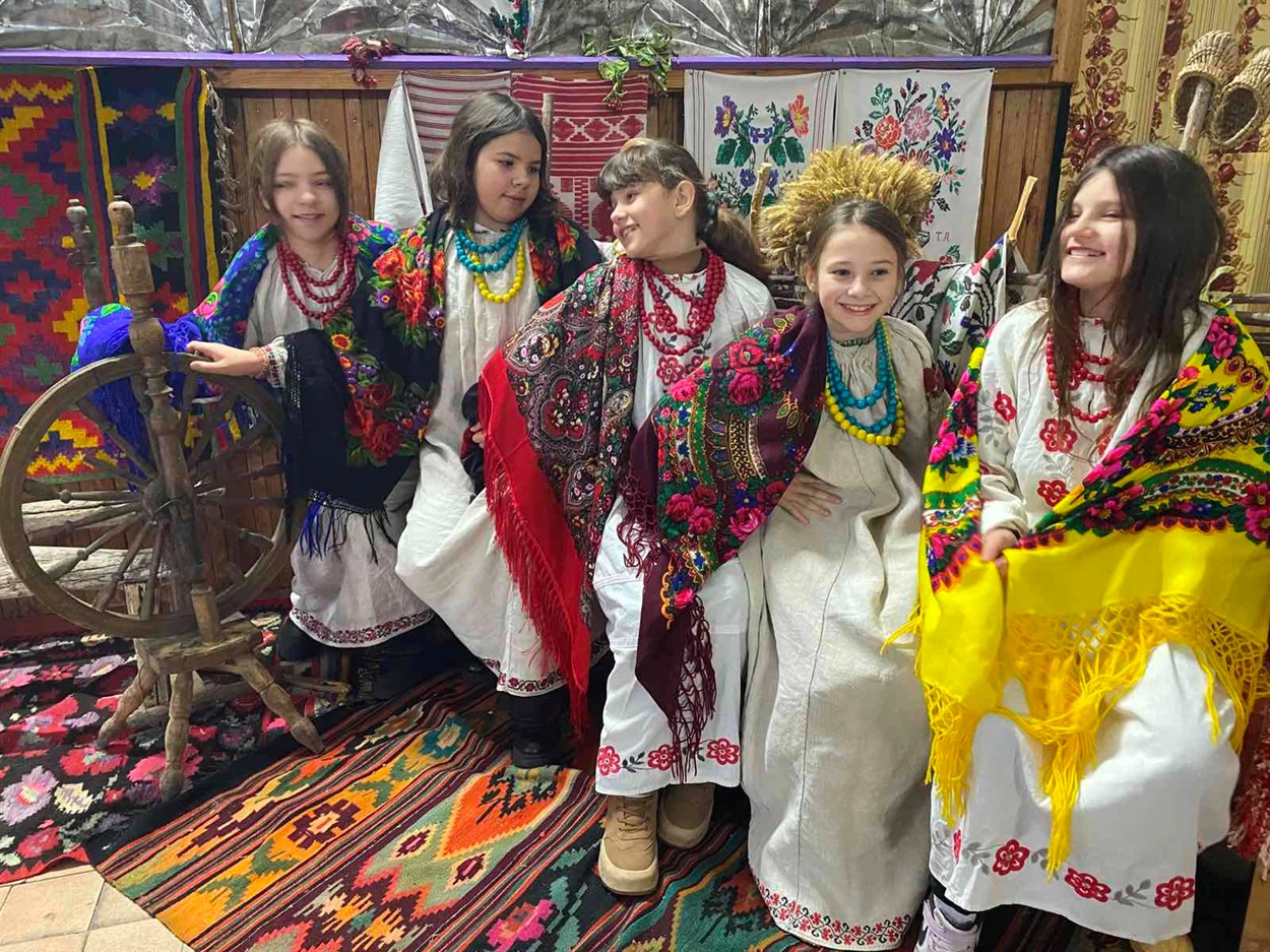 Дівчатка любительського об'єднання "Творчі", Вовчківського сільського будинку культури,  з цікавістю приміряли на себе барвисті хустки