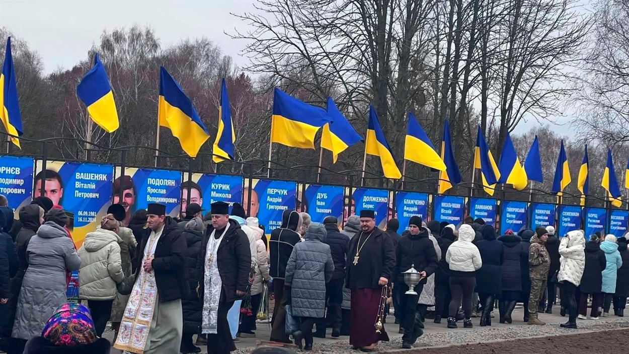 У Дівичківській громаді відкрили Алею полеглих Героїв: на ній розмістили 25 портретів
