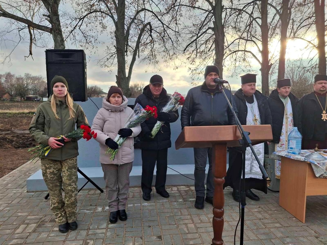 У Дівичківській громаді відкрили Алею полеглих Героїв: на ній розмістили 25 портретів