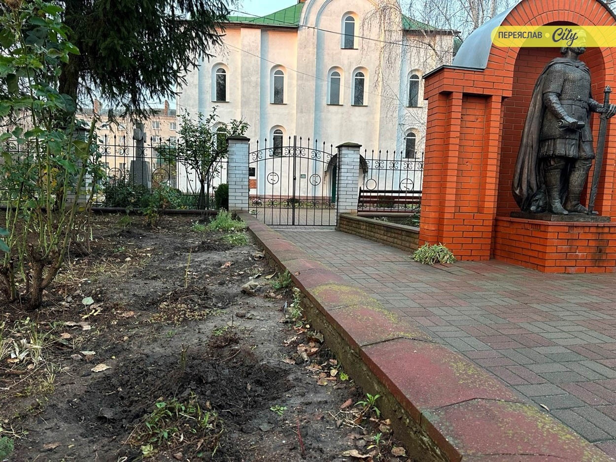 ​ Біля входу до храму Воскресіння Христового у Переяславі висадили троянди