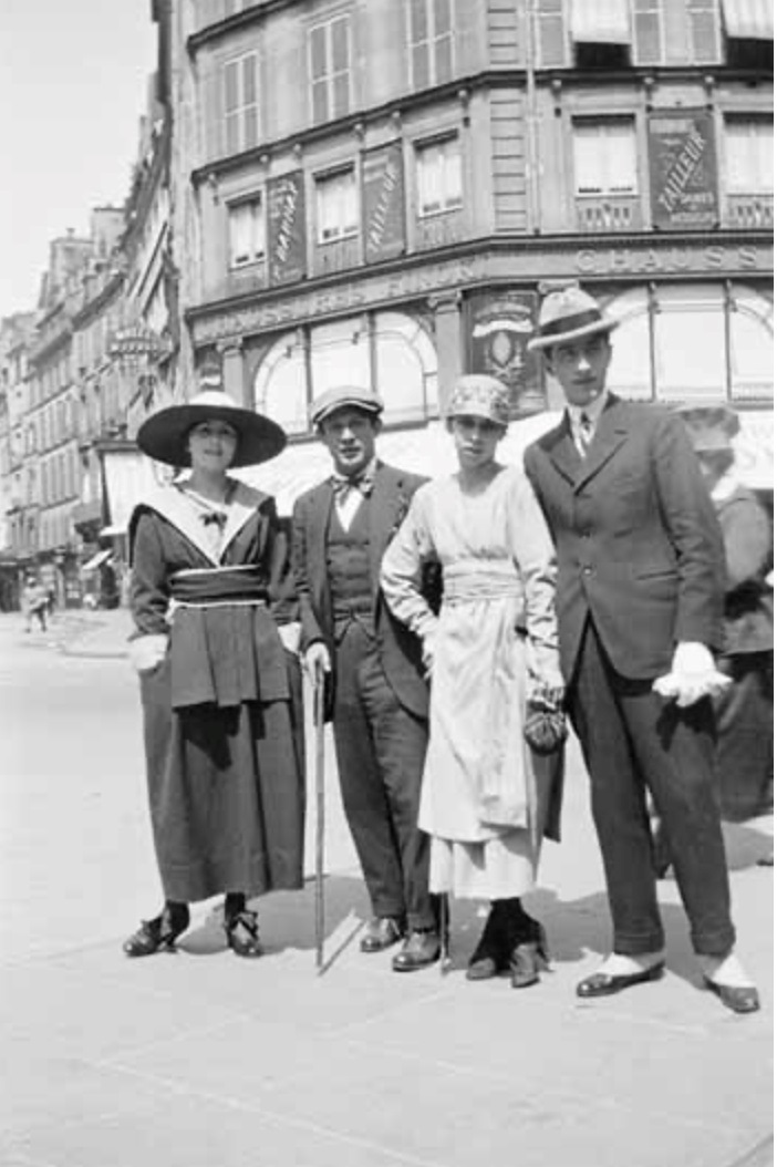 Подружжя Пікассо з друзями в Парижі
