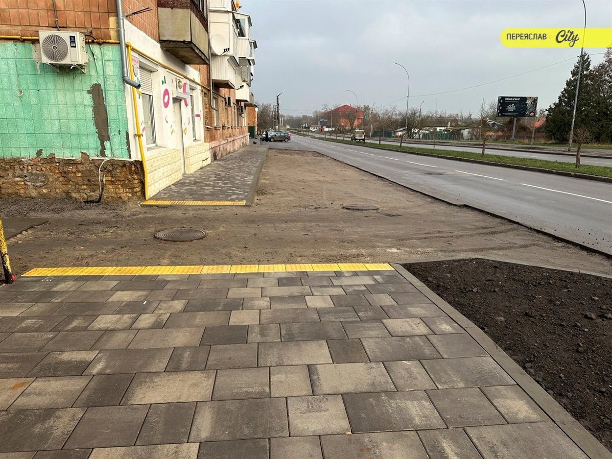 Біля тротуару заасфальтують "заїзну кишеню" для стоянки авто 