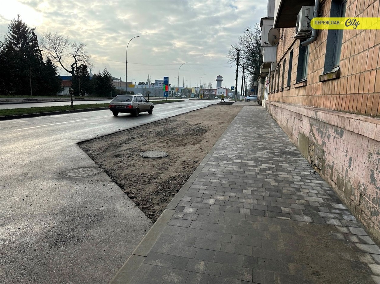 Біля тротуару заасфальтують "заїзну кишеню" для стоянки авто 