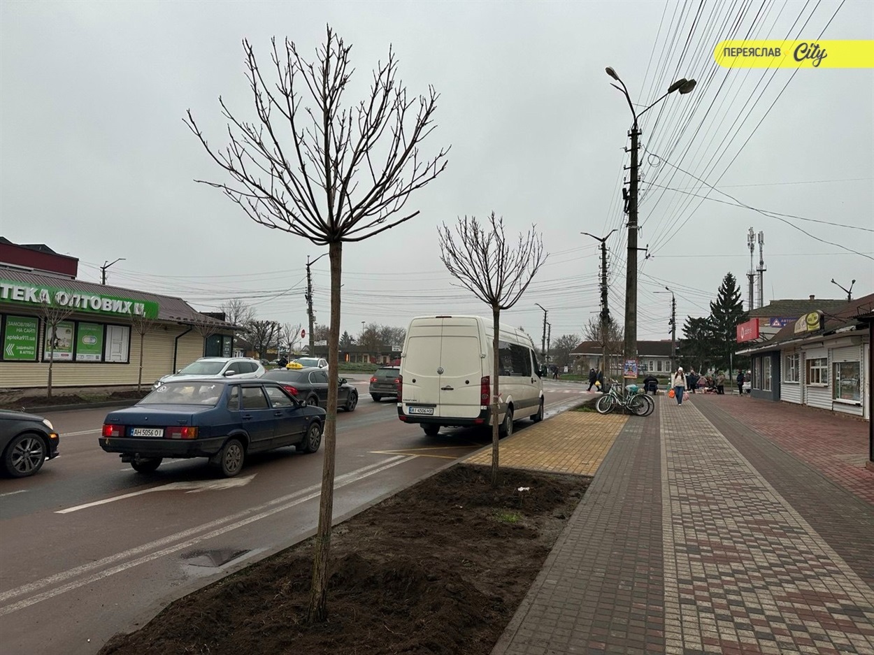 Широкий тротуар біля АТБ (на вул. Шкільній) збудований коштом підприємства "АвтоПасЛайн"