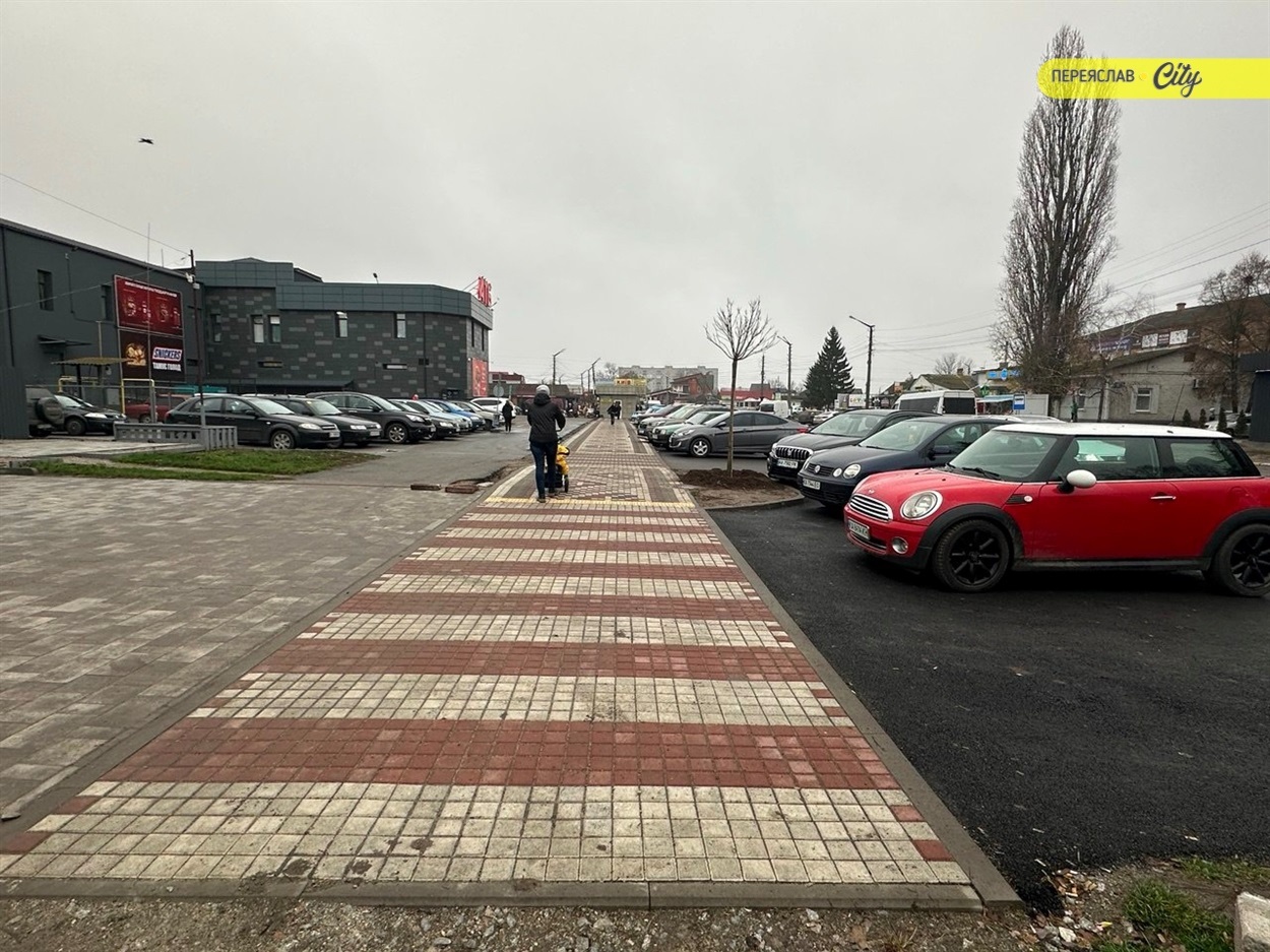 Широкий тротуар біля АТБ збудований коштом підприємства "АвтоПасЛайн"