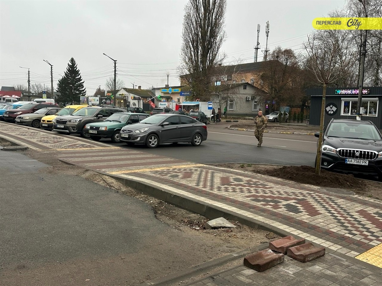 Широкий тротуар біля АТБ збудований коштом підприємства "АвтоПасЛайн"