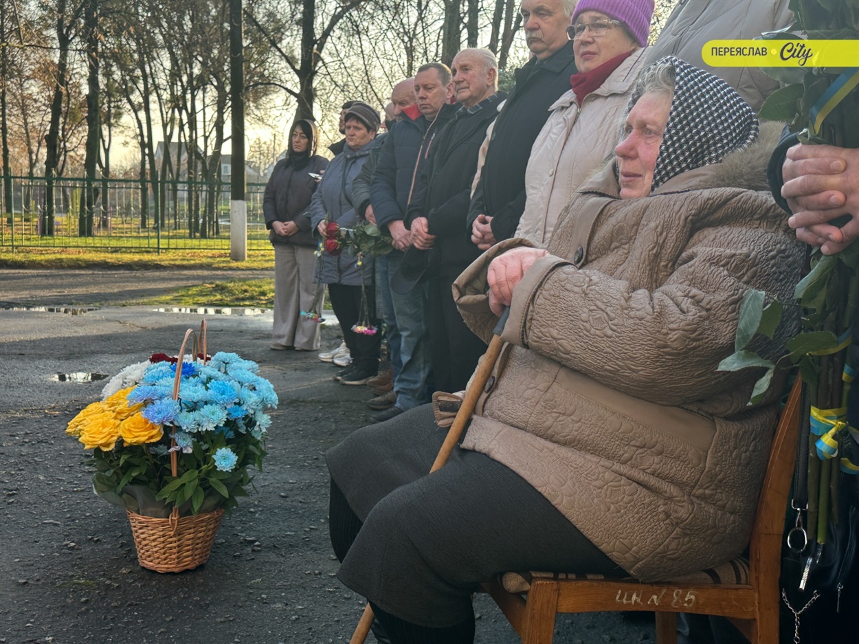 Мама Героя Ігоря Лихоти на  відкритті меморіальної дошки в честь її сина на фасаді Переяславської гімназії №3.  12 грудня 2025 р.