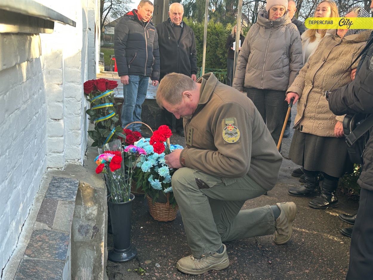 Товариш  Героя Ігоря Лихоти Андрій Шаповал приніс квіти на відкриття меморіальної дошки на фасаді Переяславської гімназії №3.  12 грудня 2025 р.