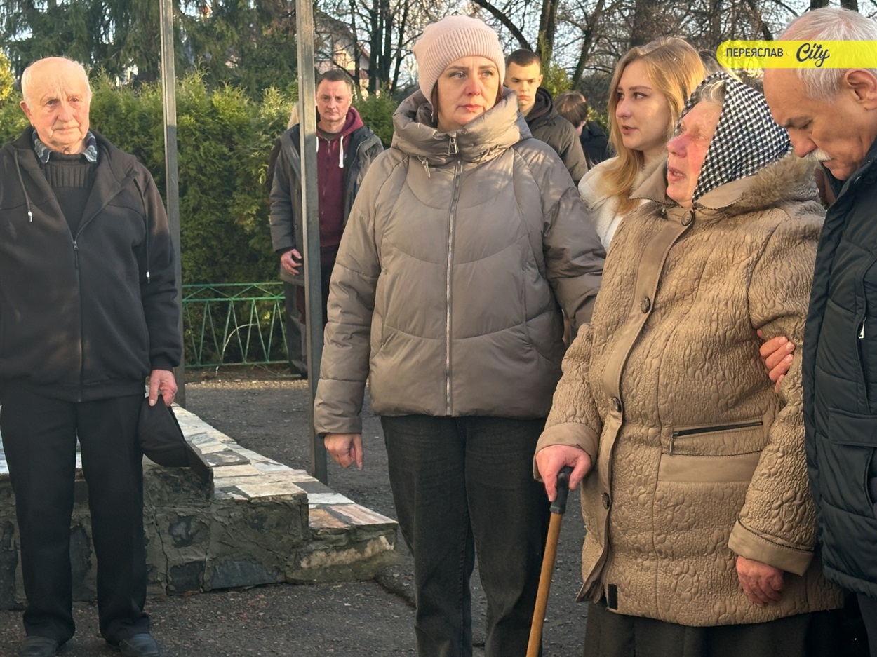 Рідні  Героя Ігоря Лихоти відкрили меморіальну  дошку на фасаді Переяславської гімназії №3.  12 грудня 2025 р.