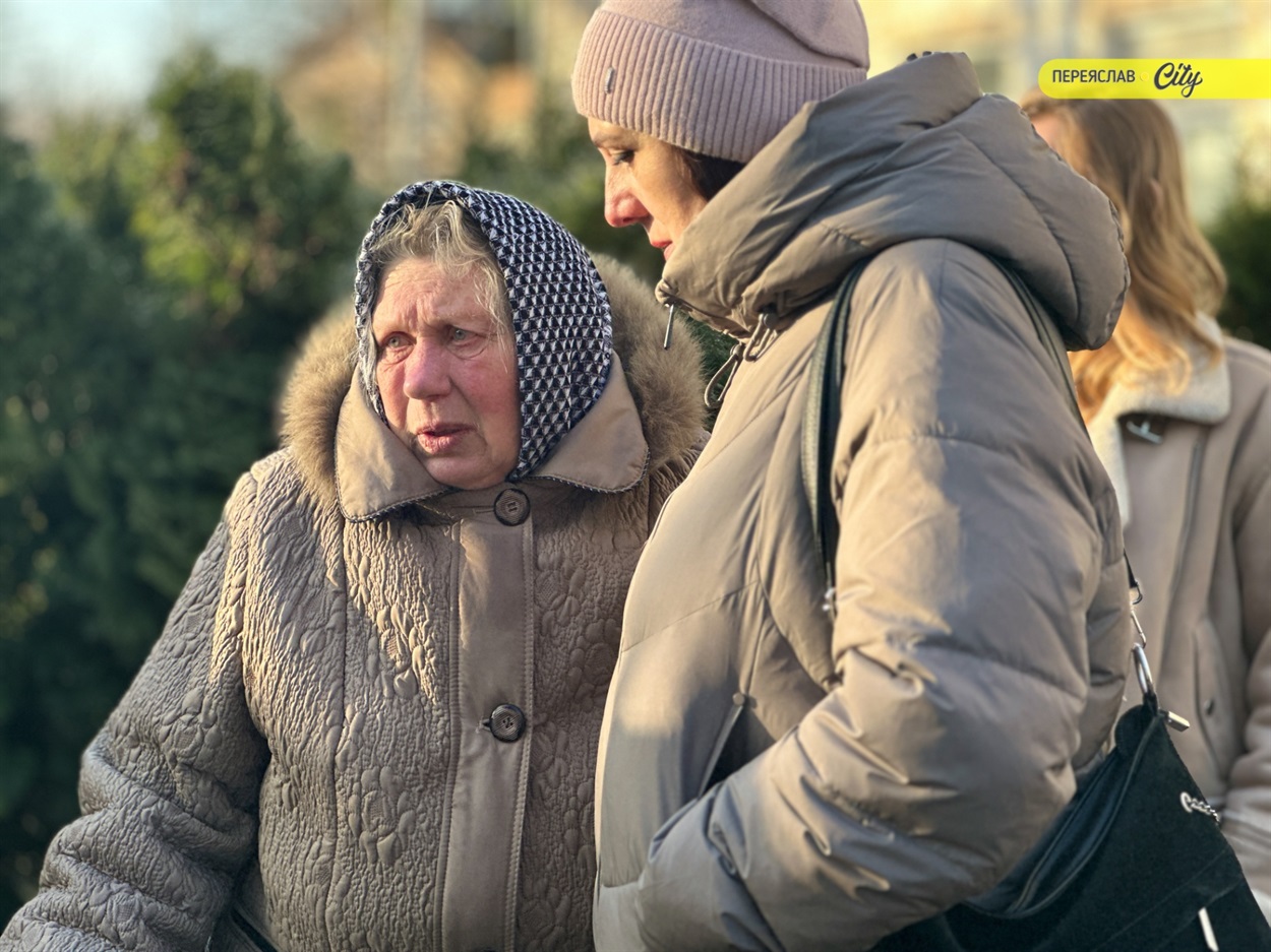 Мама та дружина Героя Ігоря Лихоти відкрили йому меморіальну дошку на фасаді Переяславської гімназії №3. 12 грудня 2025 р.