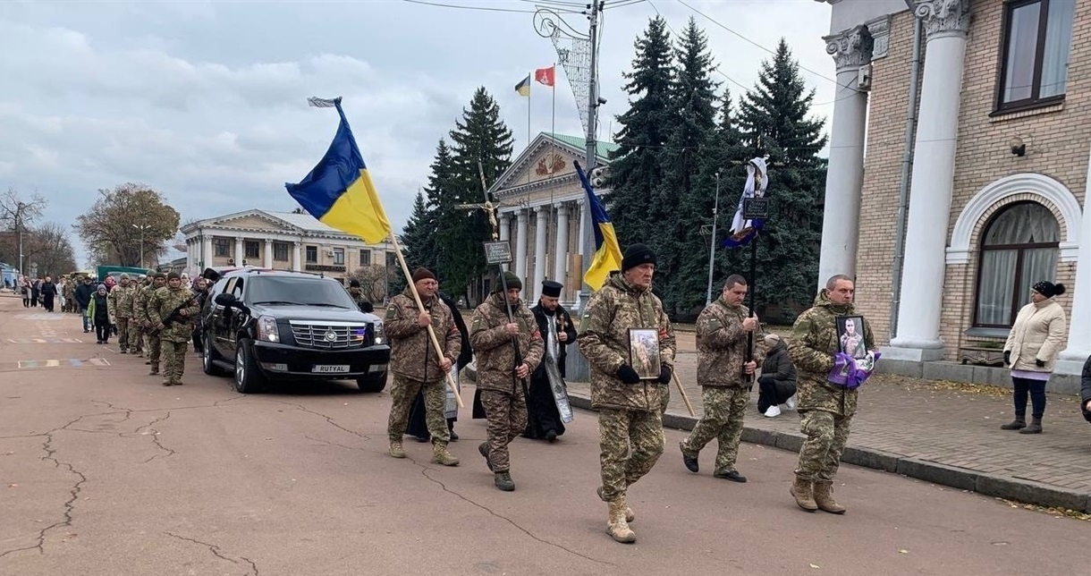 Уперше приспускати прапори на знак пошани загиблому Герою в Переяславі почали тільки з 15 жовтня 2025 року. 