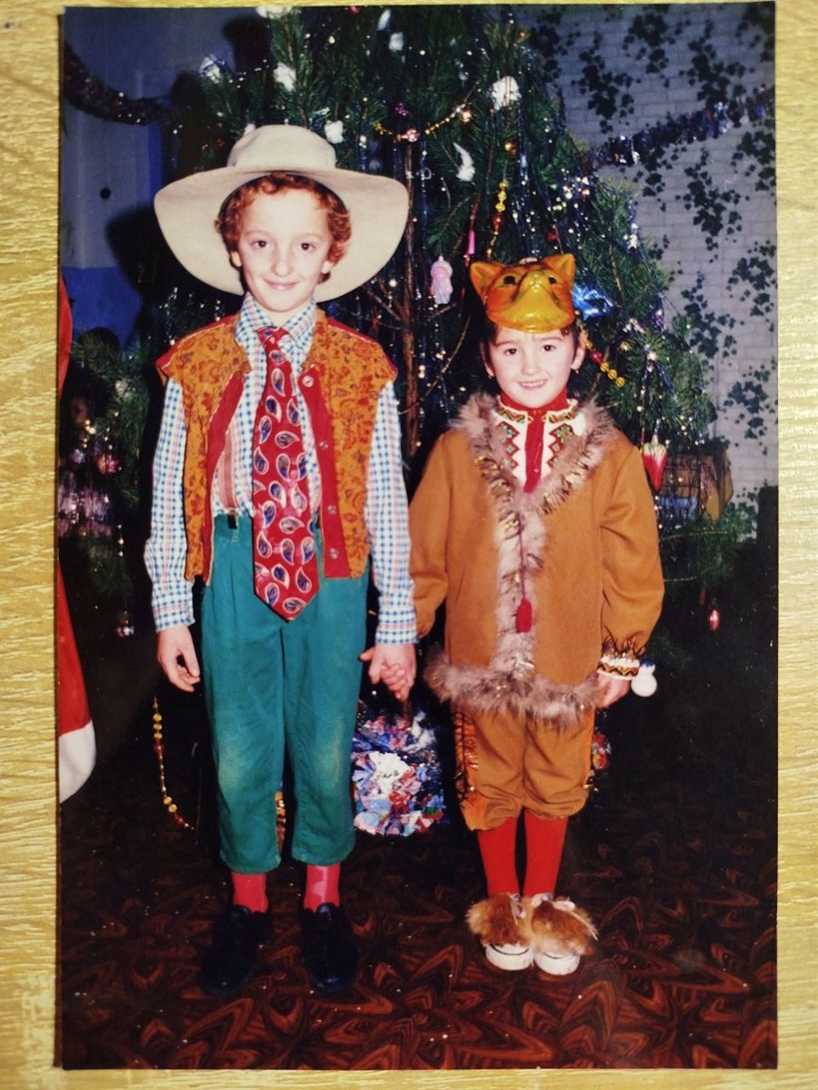 на фото: Андрій Кузьменко з меншою сестрою Інною