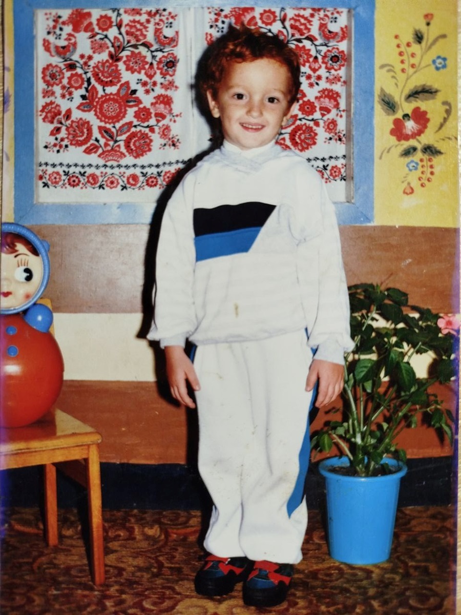 на фото: Андрій Кузьменко в дошкільні роки