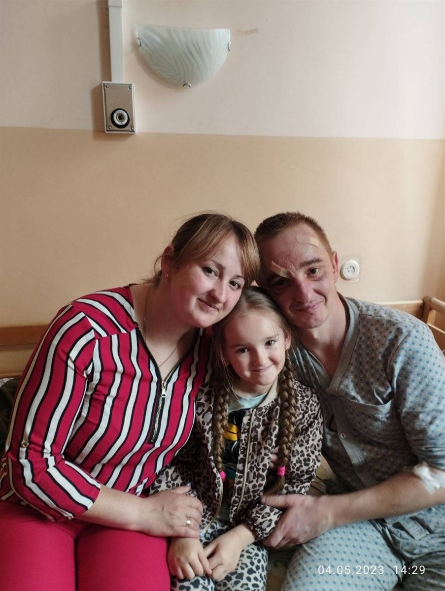 на фото: Андрій Кузьменко з сестрою Інною та племінницею Міланою у госпіталі під час реабілітації