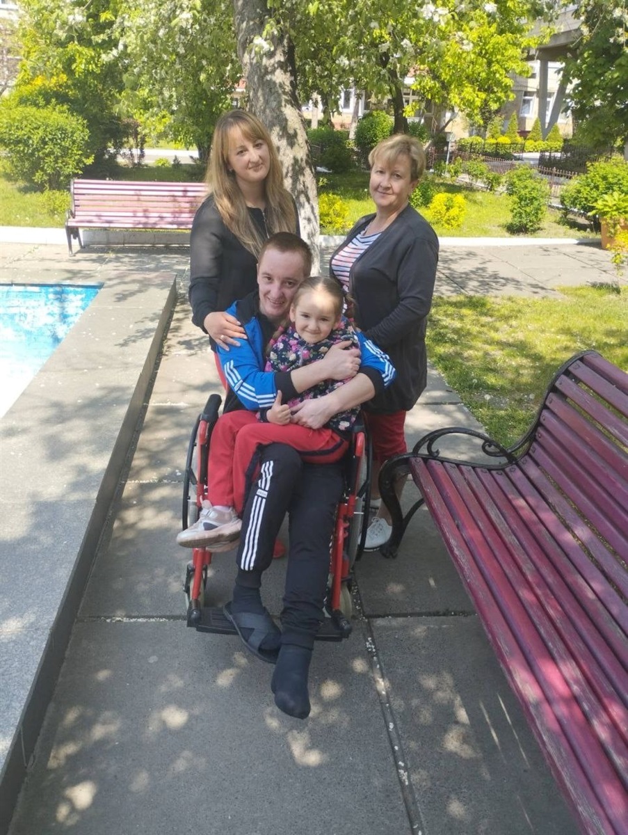 Андрій Кузьменко під час реабілітації після поранення разом із мамою, сестрою та племінницею.