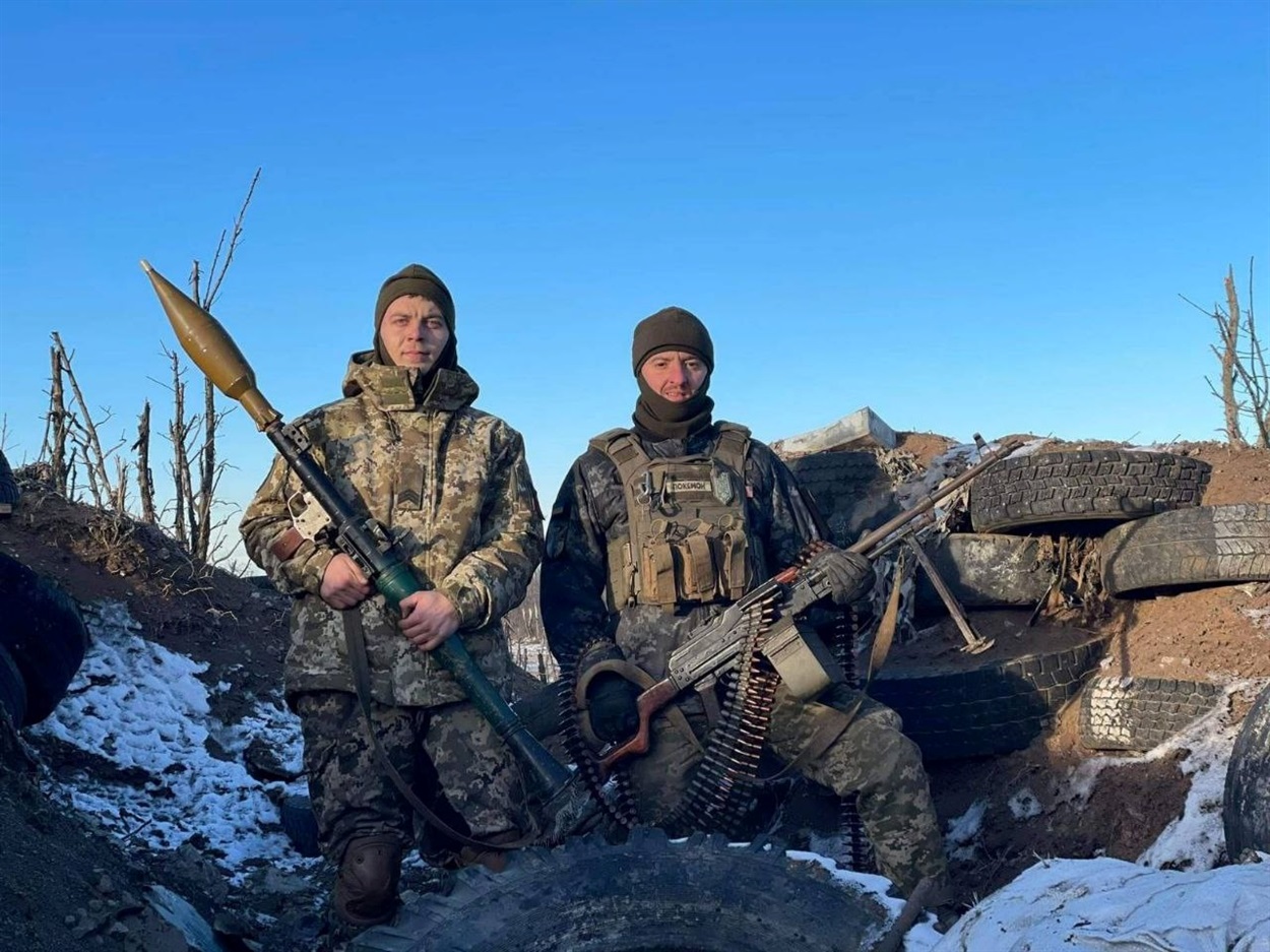 на фото: Андрій Кузьменко (праворуч) з побратимом