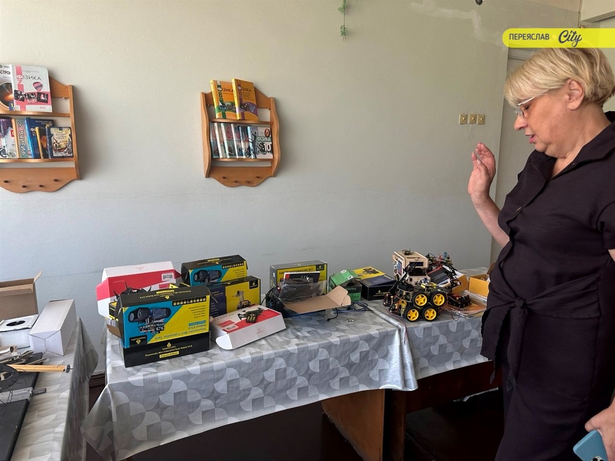Людмила Отечко, директорка переяславського ліцею Володимира Мономаха показує куточок технічної творчості учнів 
