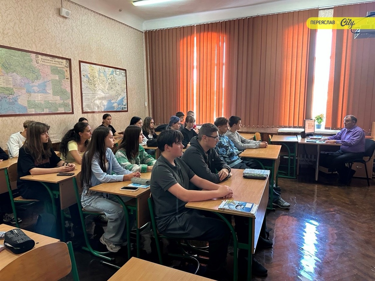 Олександр Батрак веде урок історії в старшокласників переяславського ліцею Івана Мазепи  
