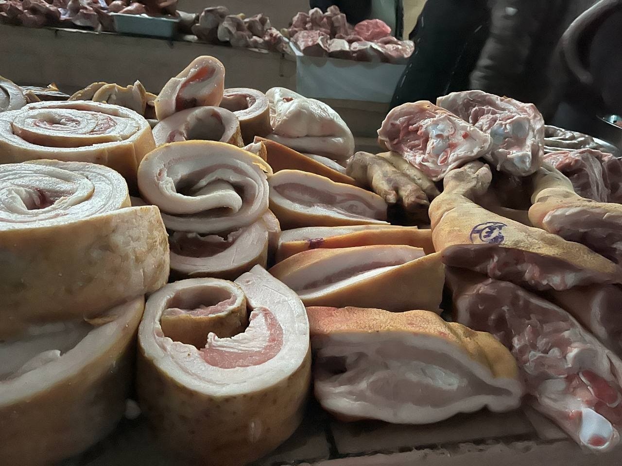 На базарі у Переяславі перед різдвяно‑новорічними святами зріс попит на свинину