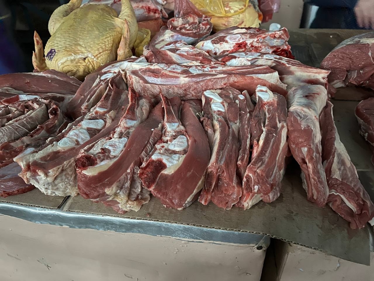 На базарі у Переяславі перед різдвяно‑новорічними святами зріс попит на свинину