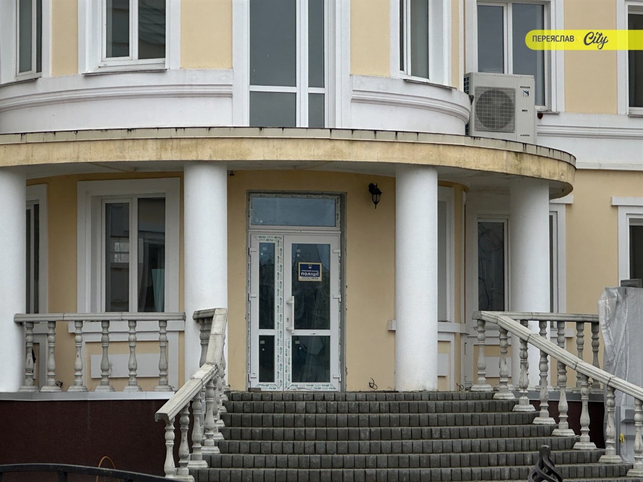 Центральний вхід будівлі податкової інспекції в Переяславі зачинений, для клієнтів відчинено боковий вхід 