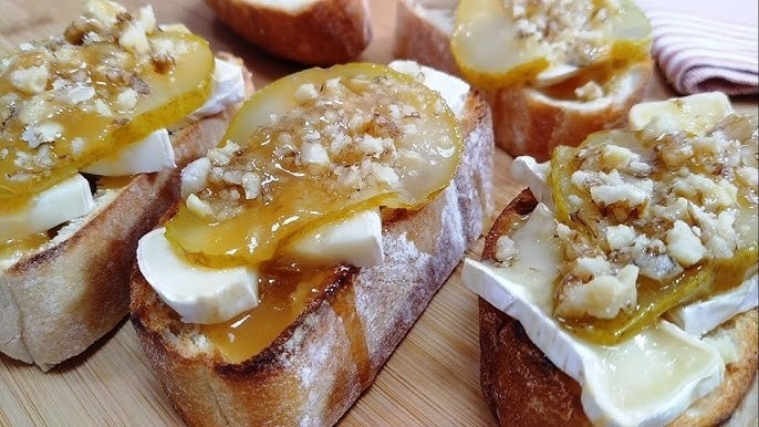 кананпки з грушею і сиром брі