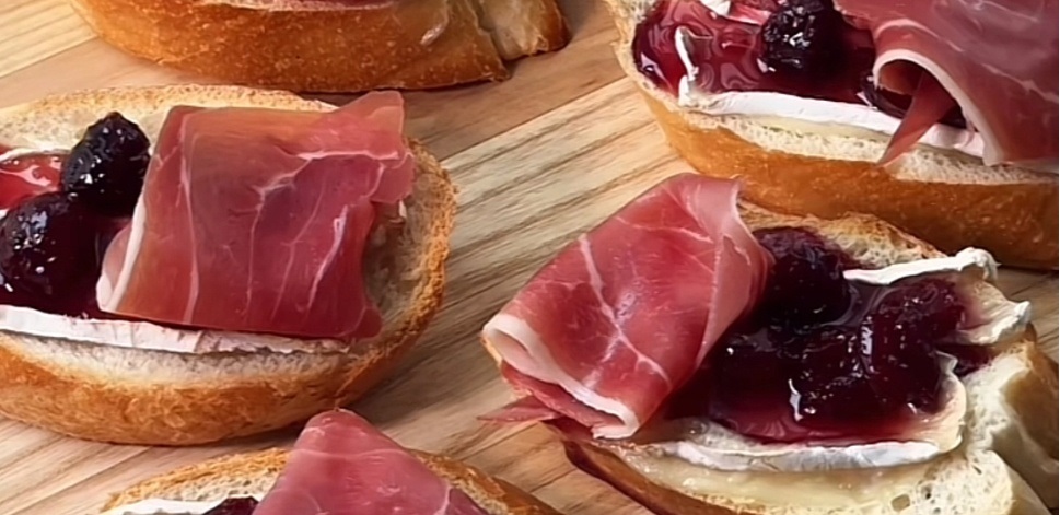 Брускети з сиром камамбер та хамоном