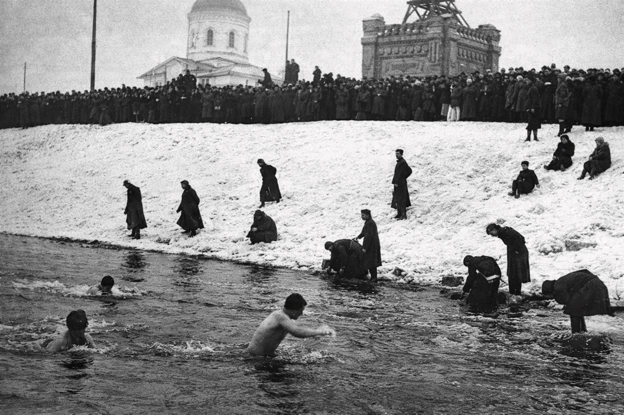 Водохреще на правому березі Дніпра у Києві. 1910-ті роки