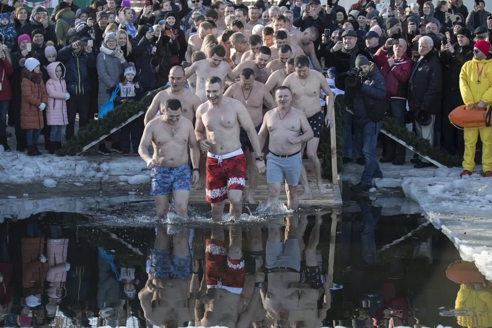 Мер Києва Віталій Кличко купається у Дніпрі на Водохреще. 2020 рік.