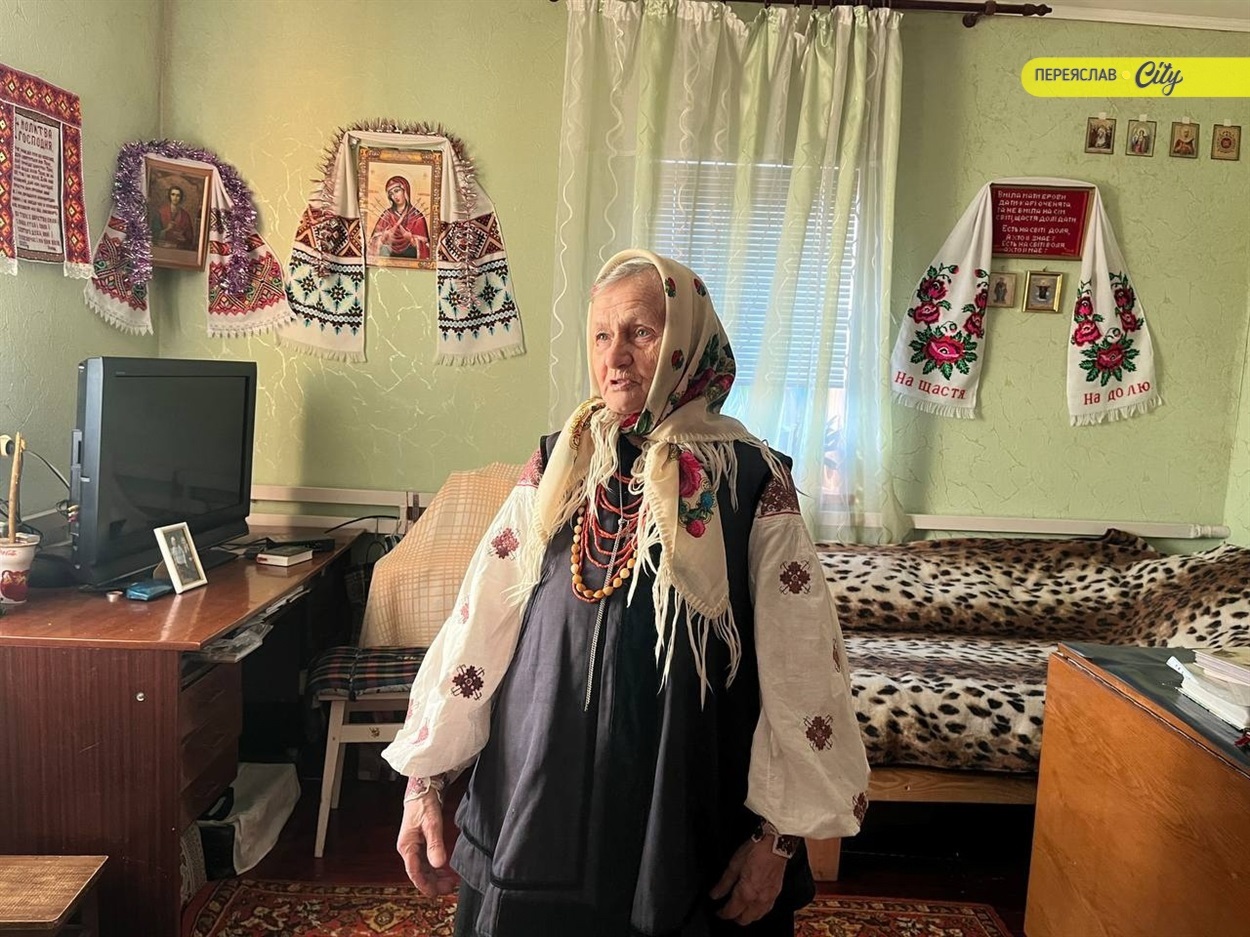 "Вижили завдяки маминій одежі": Пелагея Палатна з Переяслава зберігає сорочки, яким понад сто років