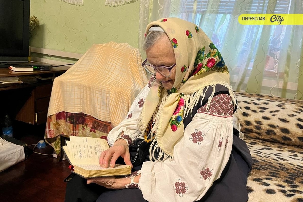 "Вижили завдяки маминій одежі": Пелагея Палатна з Переяслава зберігає сорочки, яким понад сто років
