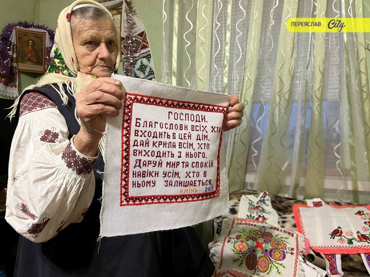"Вижили завдяки маминій одежі": Пелагея Палатна з Переяслава зберігає сорочки, яким понад сто років