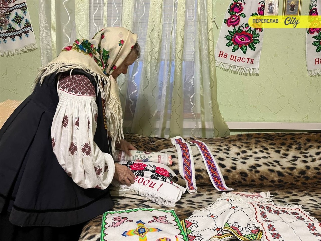 "Вижили завдяки маминій одежі": Пелагея Палатна з Переяслава зберігає сорочки, яким понад сто років