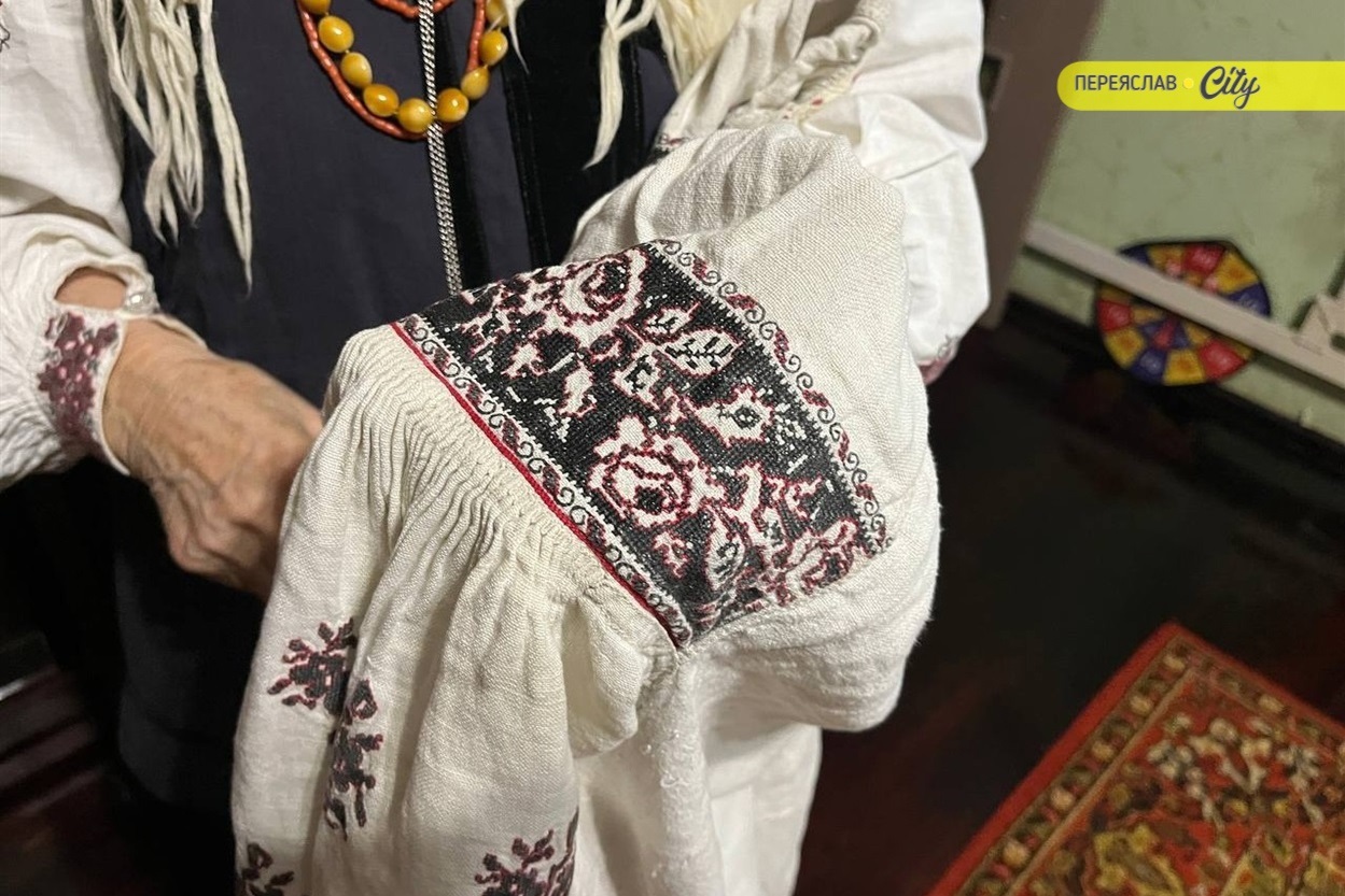 "Вижили завдяки маминій одежі": Пелагея Палатна з Переяслава зберігає сорочки, яким понад сто років