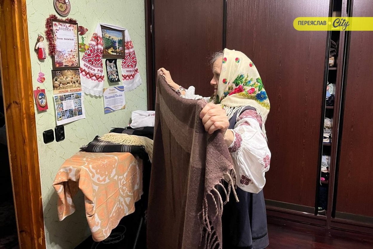 "Вижили завдяки маминій одежі": Пелагея Палатна з Переяслава зберігає сорочки, яким понад сто років