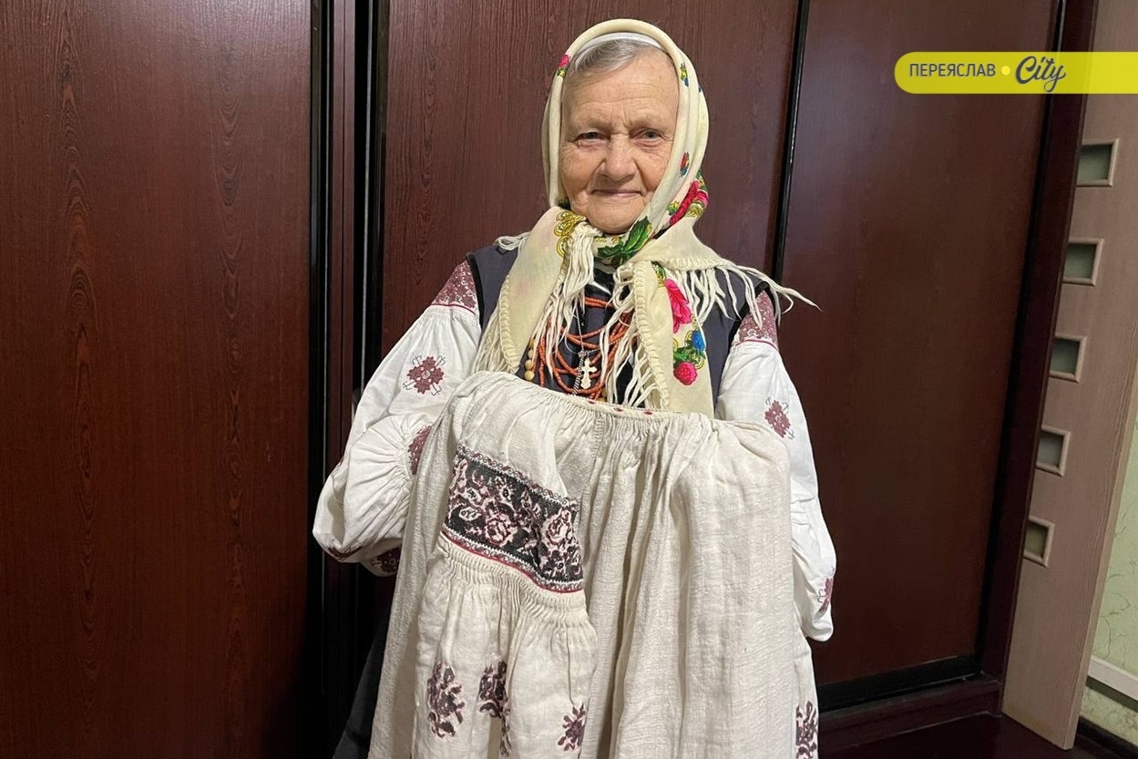 "Вижили завдяки маминій одежі": Пелагея Палатна з Переяслава зберігає сорочки, яким понад сто років