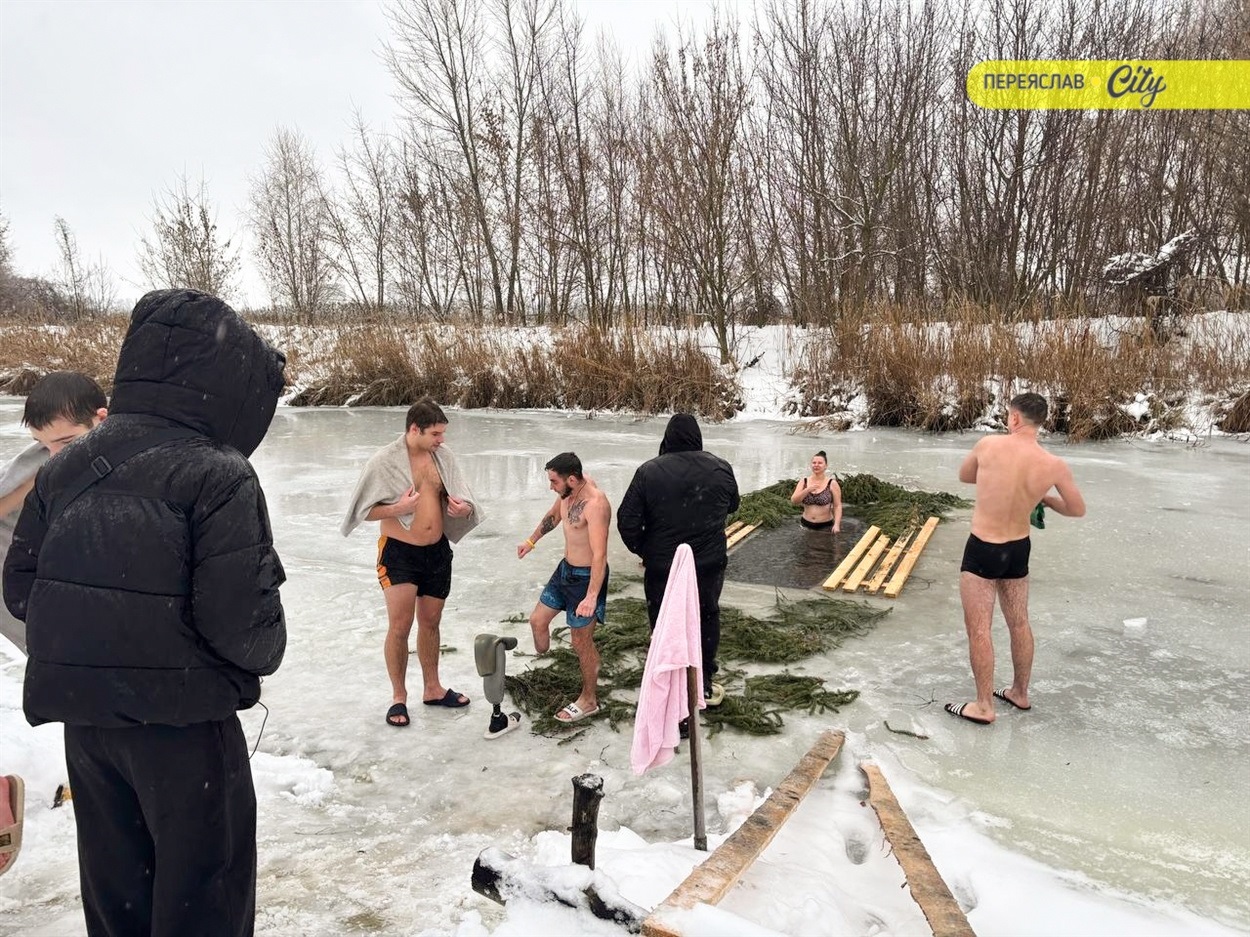Ветерани війни з команди "Сильні Переяслава" долучилися до Водохрещенського купання в Трубежі