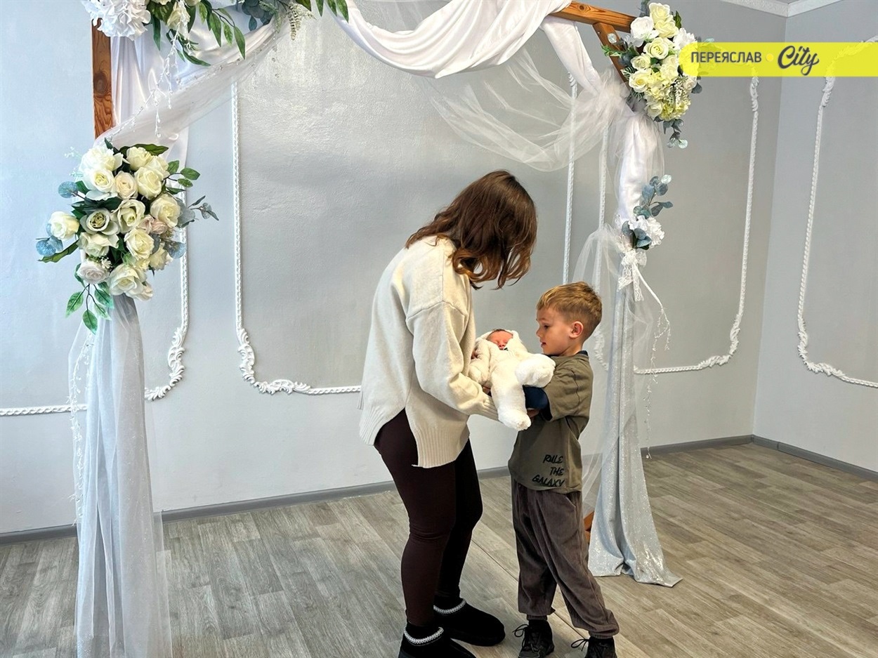 У Переяславі привітали перше новонароджене дитя року — Варвару та її маму з іменинами