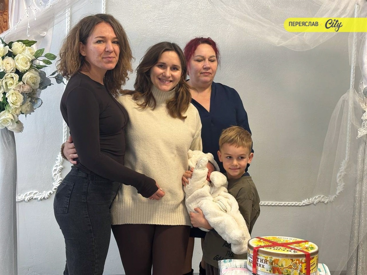 У Переяславі привітали перше новонароджене дитя року — Варвару та її маму з іменинами