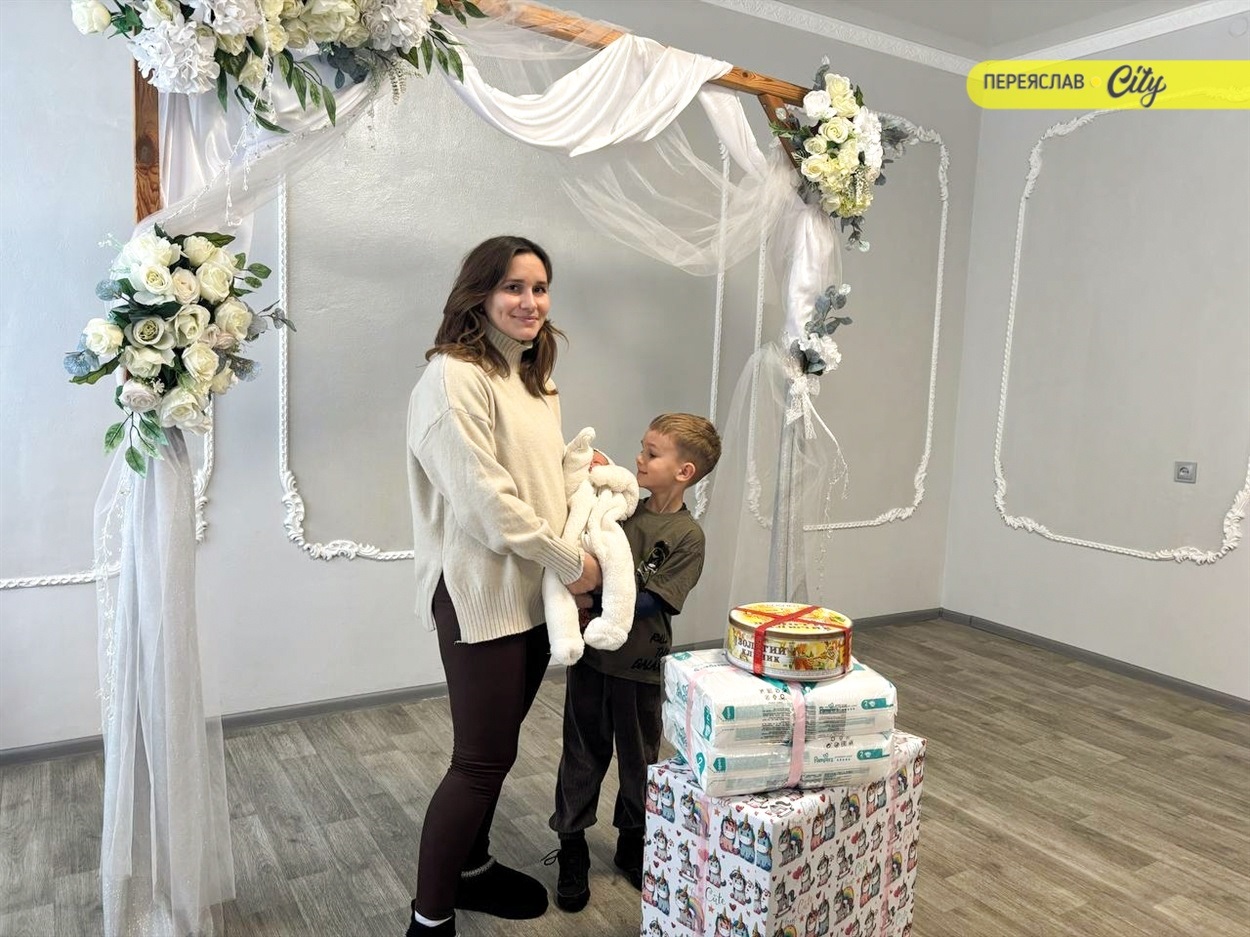 У Переяславі привітали перше новонароджене дитя року — Варвару та її маму з іменинами