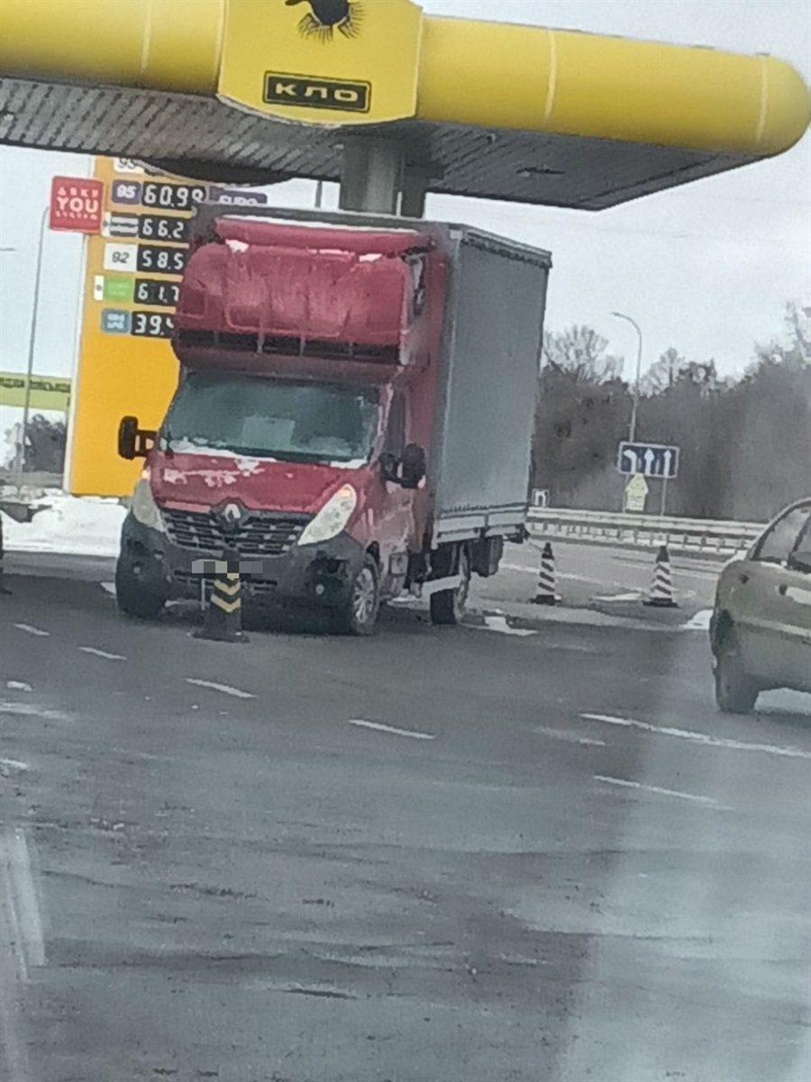 На Переяславщині водій авто в’їхав у колонку для заправки палива на АЗС: хроніка поліції