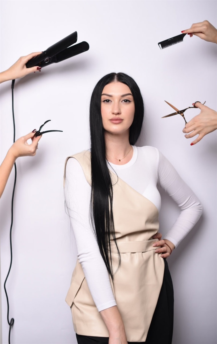 Вікторія Шибіка – власниця салону SHE, майстриня реконструкції та модифікації волосся, естетичний трихолог із майже восьмирічним досвідом.