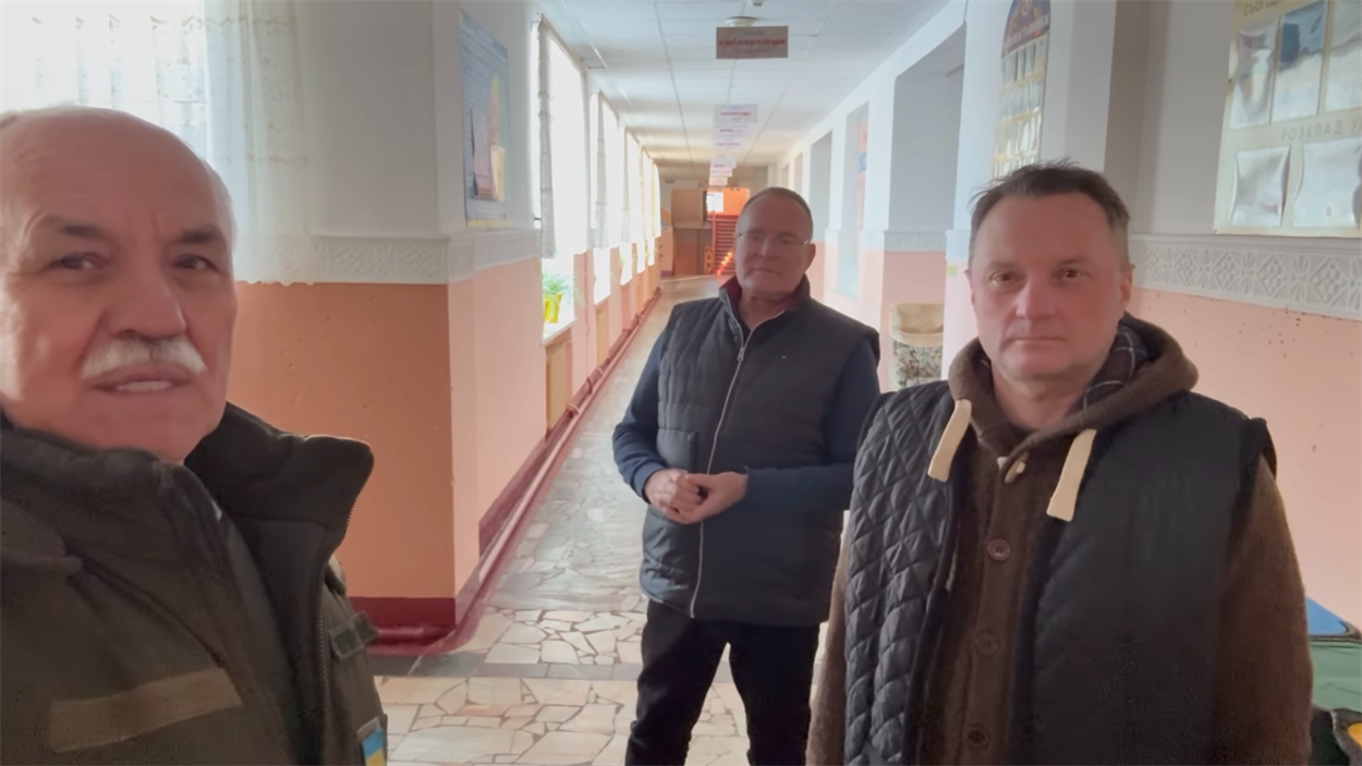 Скрін з відео міського голови в гімназії №3: Вячесоав саулко, Володимир Кондусь (екс-директор закладу), Володимир Бражник (директор гімназії) 