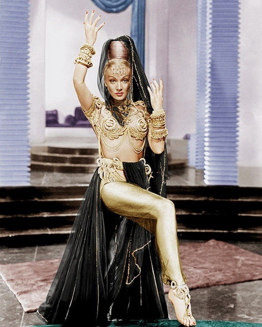 Марлен Дітріх у костюмі наложниці, створеному Каринською для фільму “Кісмет”