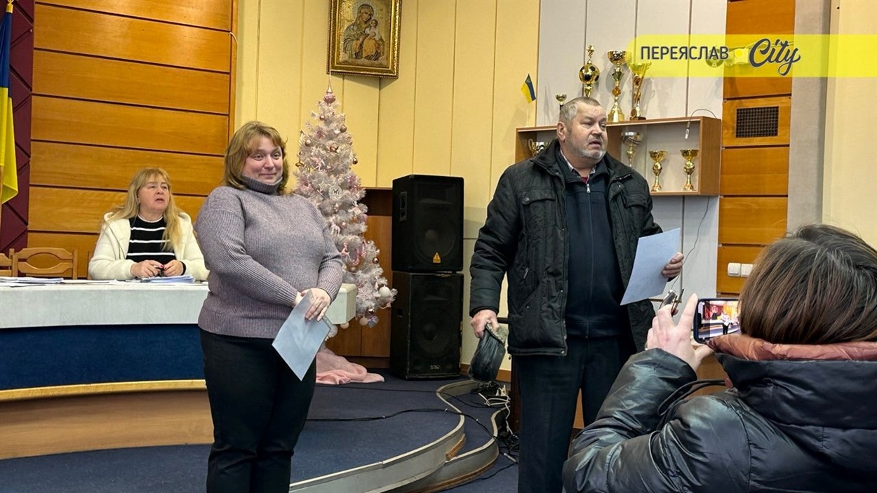  Микола Пилипенко  оголосив постанову про затвердження новою депутаткою Переяславської міськради Юлію Бойко 22 січня 2026 р. 