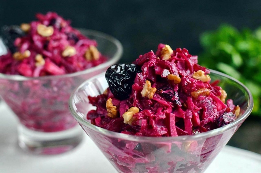 Салат «Пікова дама» з буряком і чорносливом рецепт