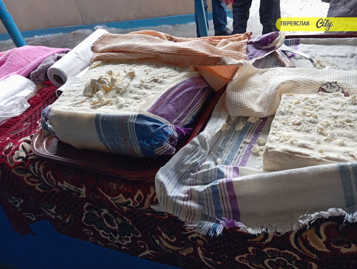 сир кисломолочний – 180 грн/кг на базарі у переяславі