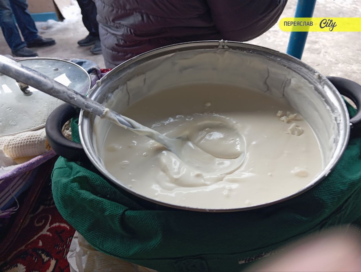 На базарі в Переяславі домашні запечені рулетики з підчеревини продавали по 480 гривень